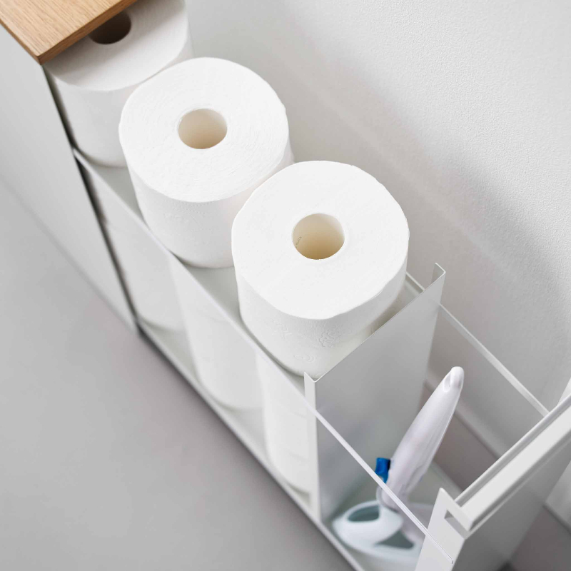 Mobile compatto per bagno Yamazaki con pannelli in acciaio su cui applicare accessori magnetici